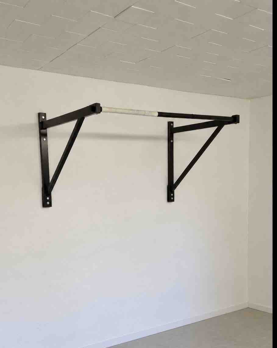 Vélos d'appartement: Wall Mounted Pull Up Bar, Black, Acceptable Condition – D'occasion à Luzern par sli_zd8q