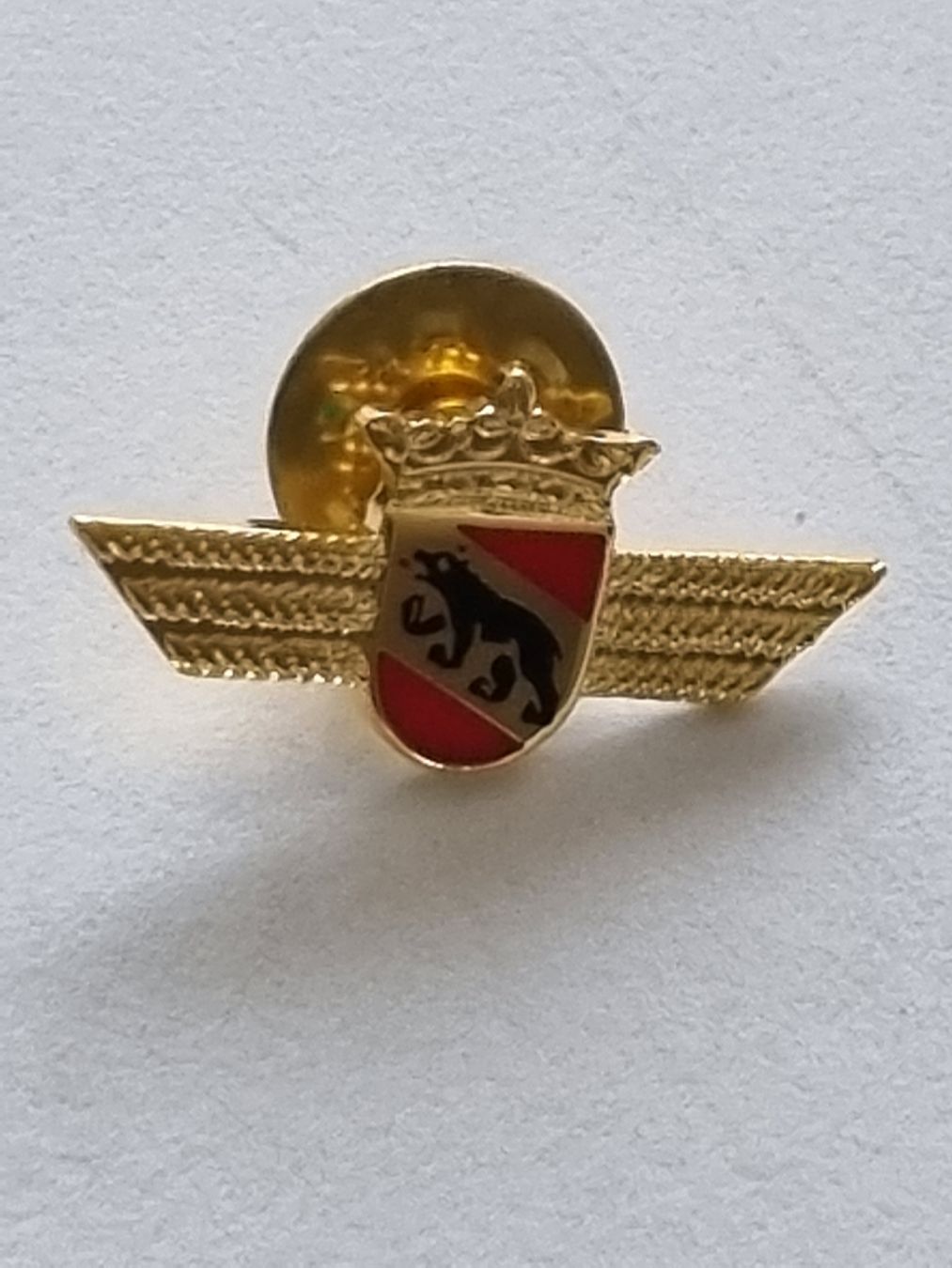 Placchette & Badge: Bernerwappen Pin- Neu- Goldfarben – Nuovo (secondo la descrizione) da Laupen BE venduto da Bombers
