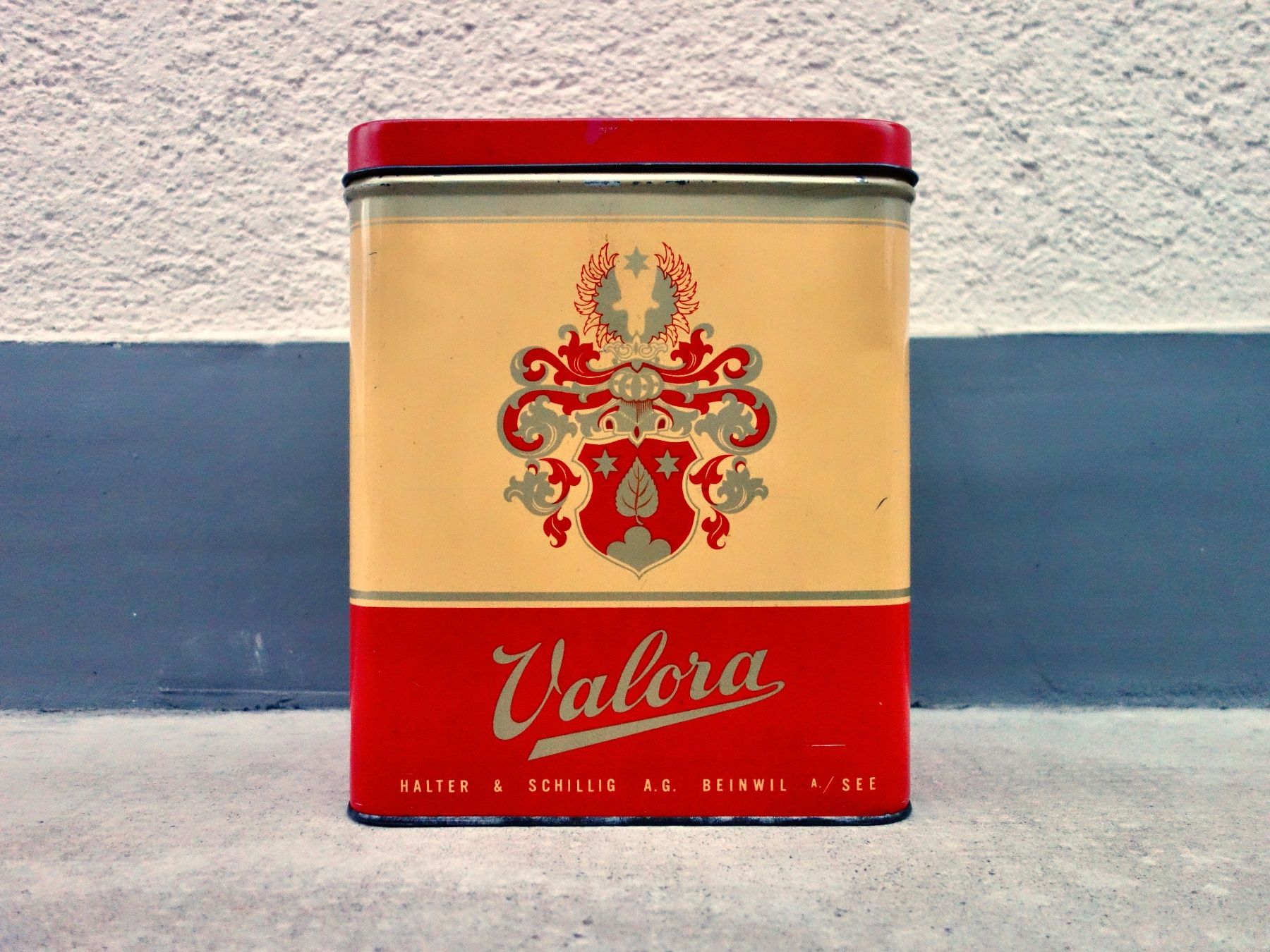 Tutte le decorazioni: alte Blechdose Dose Blech VALORA HALTER BEINWIL BONBONS – Usato da Kerzers venduto da bottlesandboxes 1