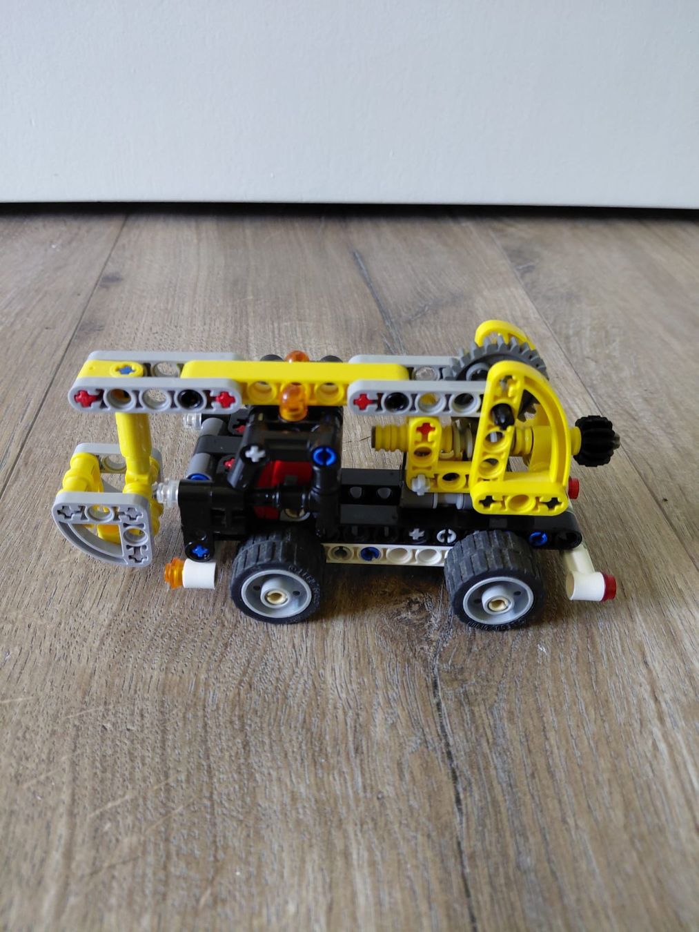 Lego Giocattoli: LEGO Technic 42031 — La camionnette élévatrice – Usato da Eschert venduto da elleajis 1