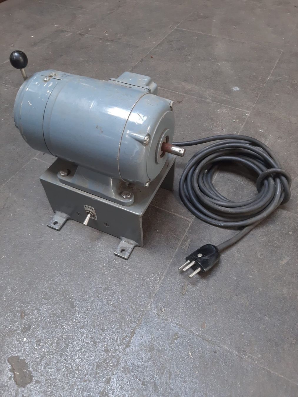 Moteurs: Elektromotor variabel – D'occasion à Liebefeld par Gnews 2