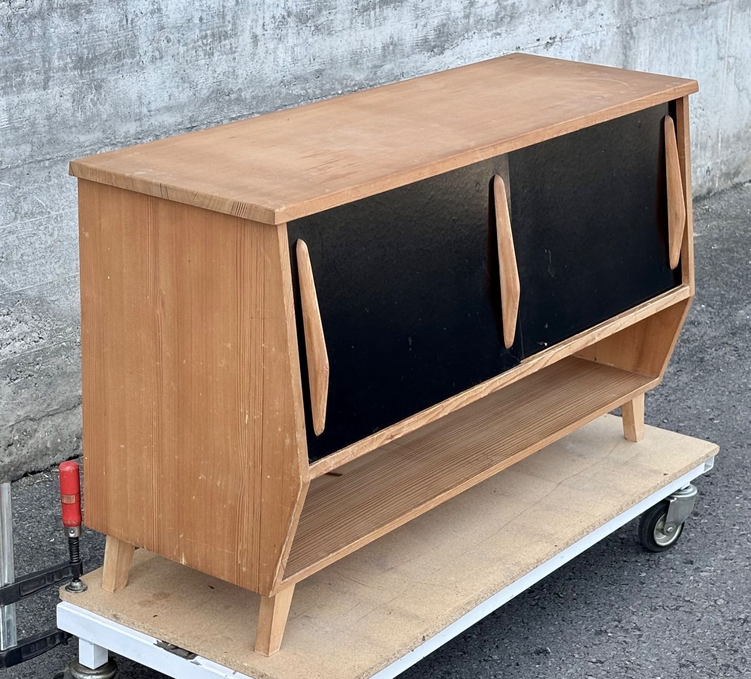 Kommoden: 50er Jahre Kommode / Sideboard mit Schiebetüren – Gebraucht aus Lüchingen von Eeizo