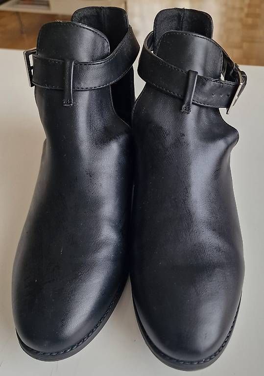Damenschuhe: Schwarze Lederstiefeletten Grösse 40 - Elegant & bequem – Gebraucht aus Dällikon von m.py_92 2
