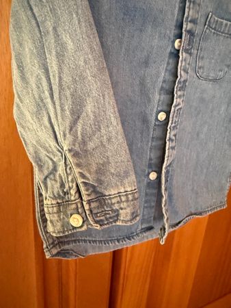 Chemise en jean H&M bébé taille 80 - Parfaite pour l'été!