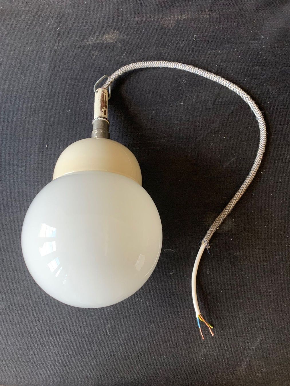 Kronleuchter & Deckenlampen: Eine alte Kugelleuchte Deckenlampe, Opalglas Deckenleuchte – Gebraucht aus Wallisellen von zappenduster 1