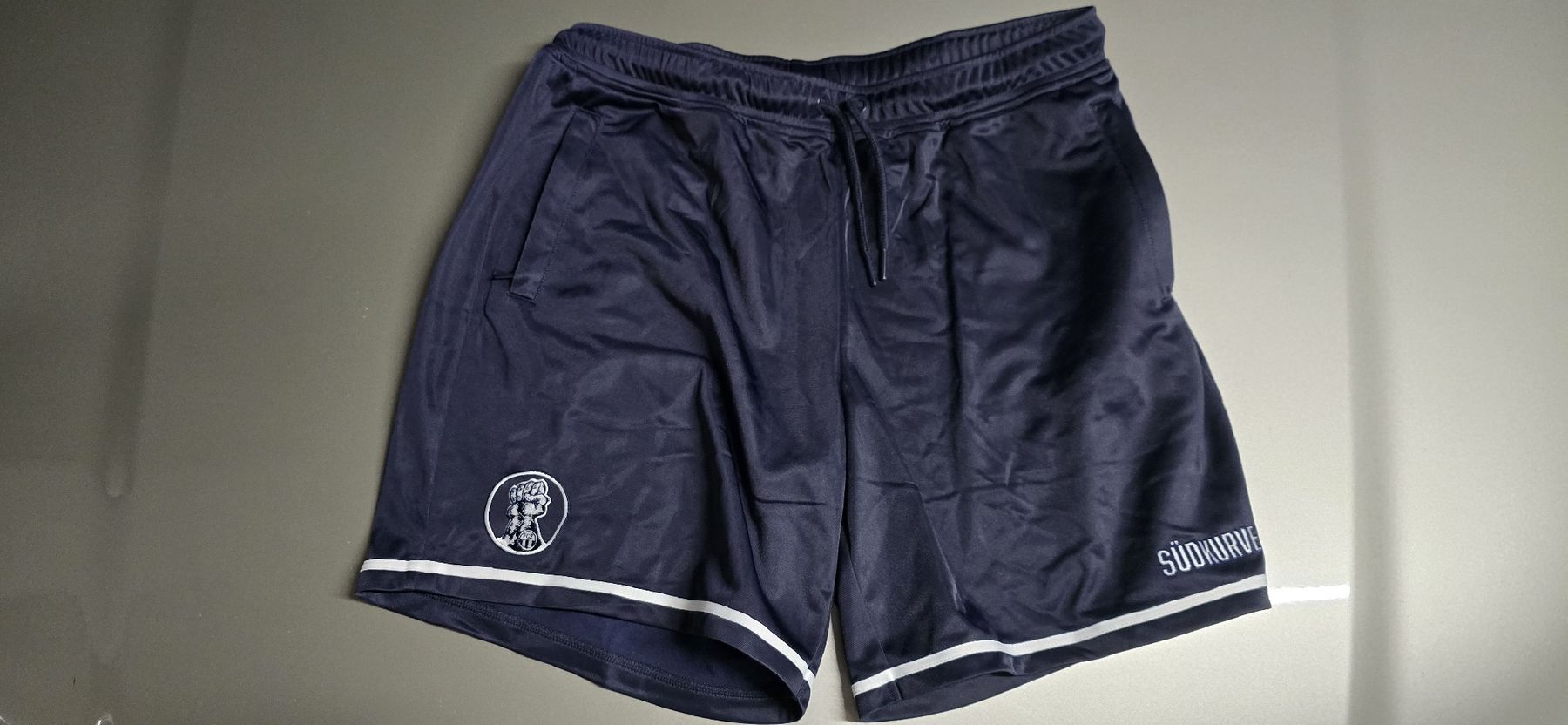 FCZ Pantaloni: Südkurve Hose XL – Nuovo (secondo la descrizione) da Dietikon venduto da Aliba.M