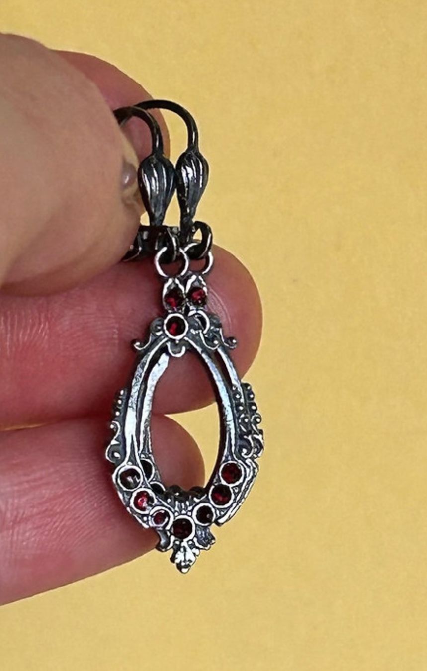 Boucles d'oreille: Silberohrringe mit dunkelroten Steinli – D'occasion à Dittingen par Bellevista 2