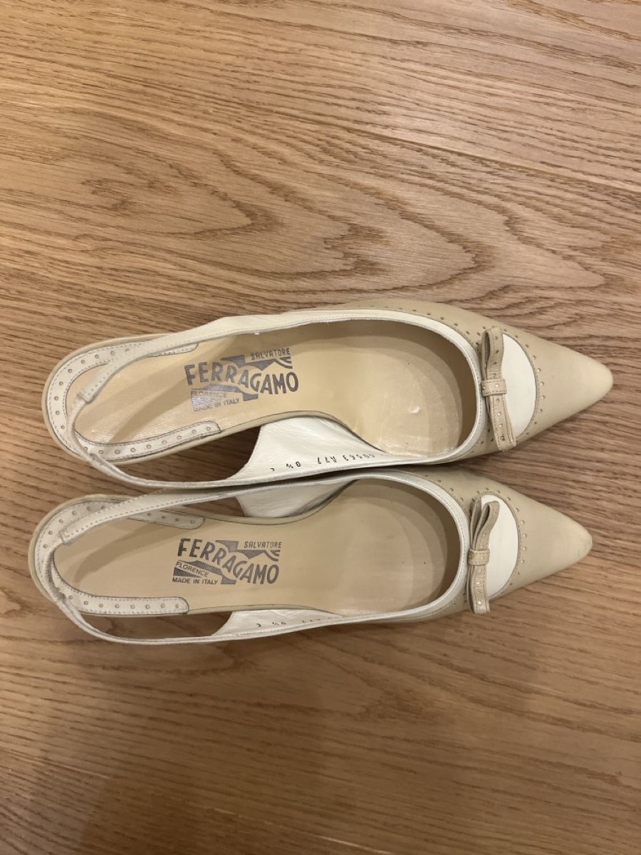 Salvatore Ferragamo Scarpe da donna: Ferragamo Slingback Heels - Beige/Offwhite, Size 39 – Usato da Schindellegi venduto da Zurpan 1