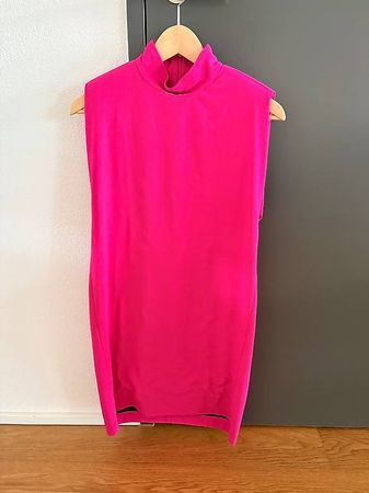 Kleid mit Schulterpolstern