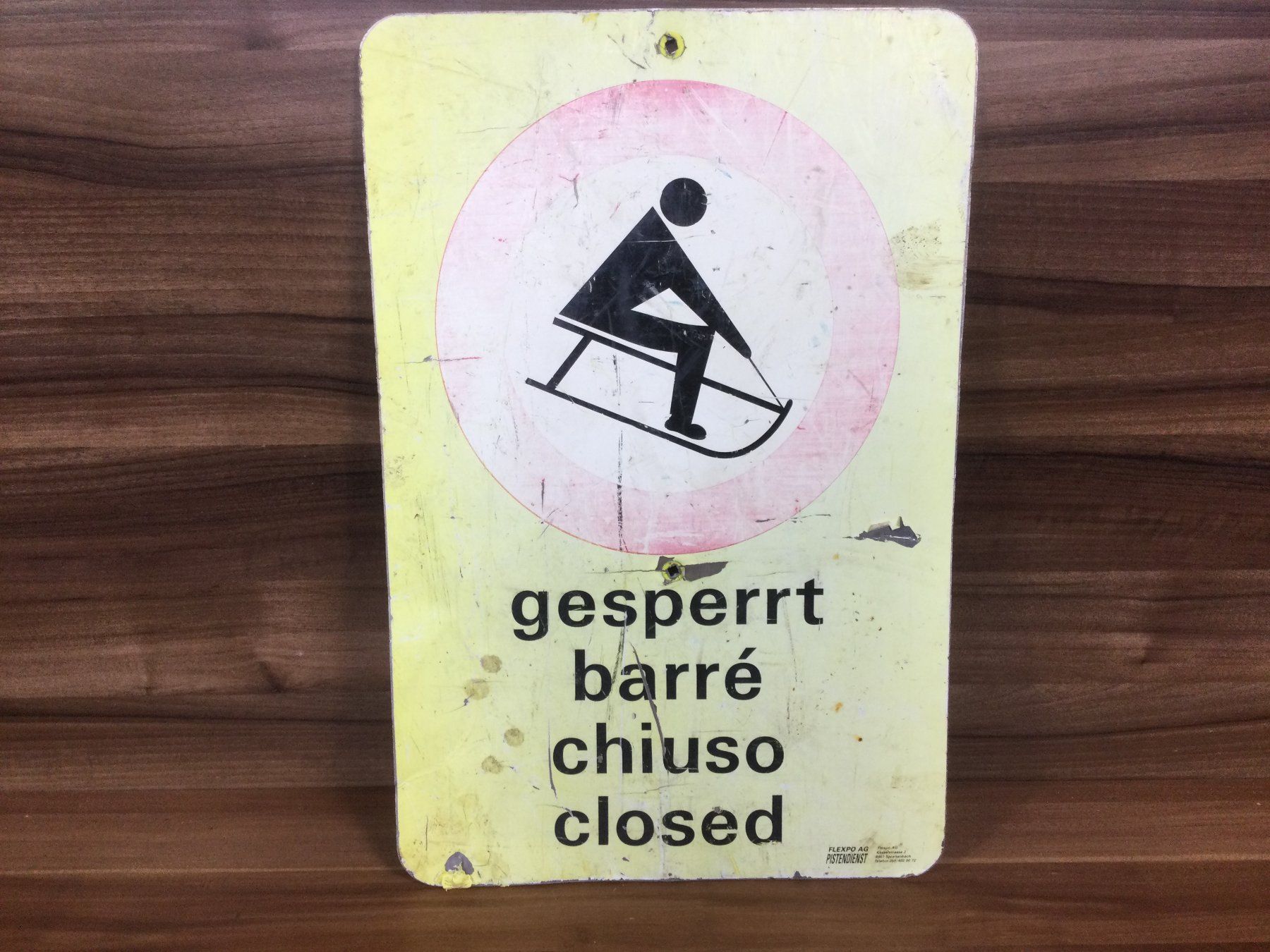 Ecriteaux: Altes gebrauchtes Warnschild Schlitten gesperrt – D'occasion à Wangen SZ par kuriosum12