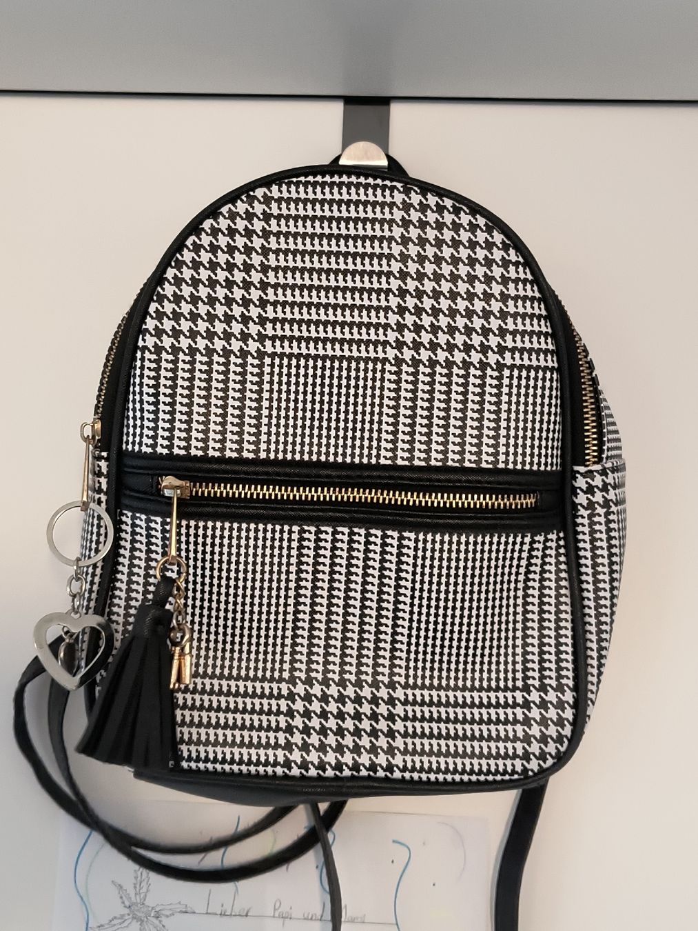 Rucksäcke: Schicker Damenrucksack schwarz/weiss Karomuster – Gebraucht aus Oberweningen von Bumblebee2