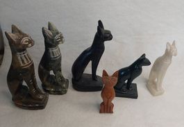 6 Ägyptische Katzenstatuen aus Stein und Holz.