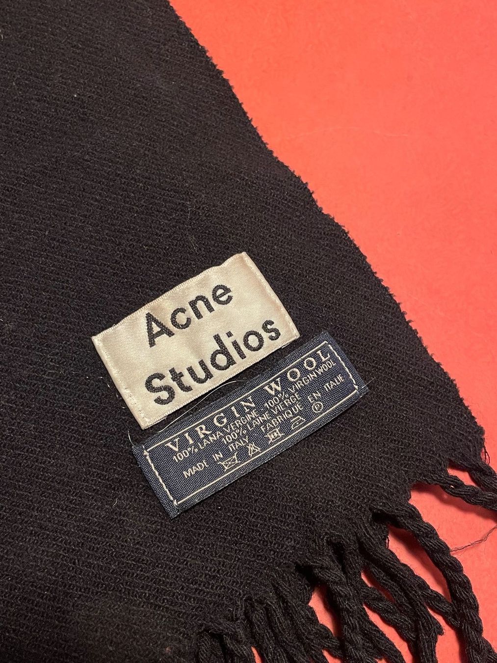 Acne Studios Foulard & Sciarpe: Acne Studios Schal aus reiner Schurwolle – Usato da Zürich venduto da Jona.B 1