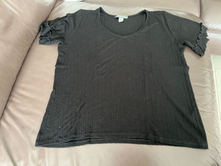 Schickes, kurzes, schwarzes T-Shirt mit Rüschen, Grösse M