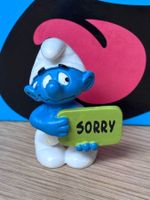 Schlumpf mit Sorry-Schild