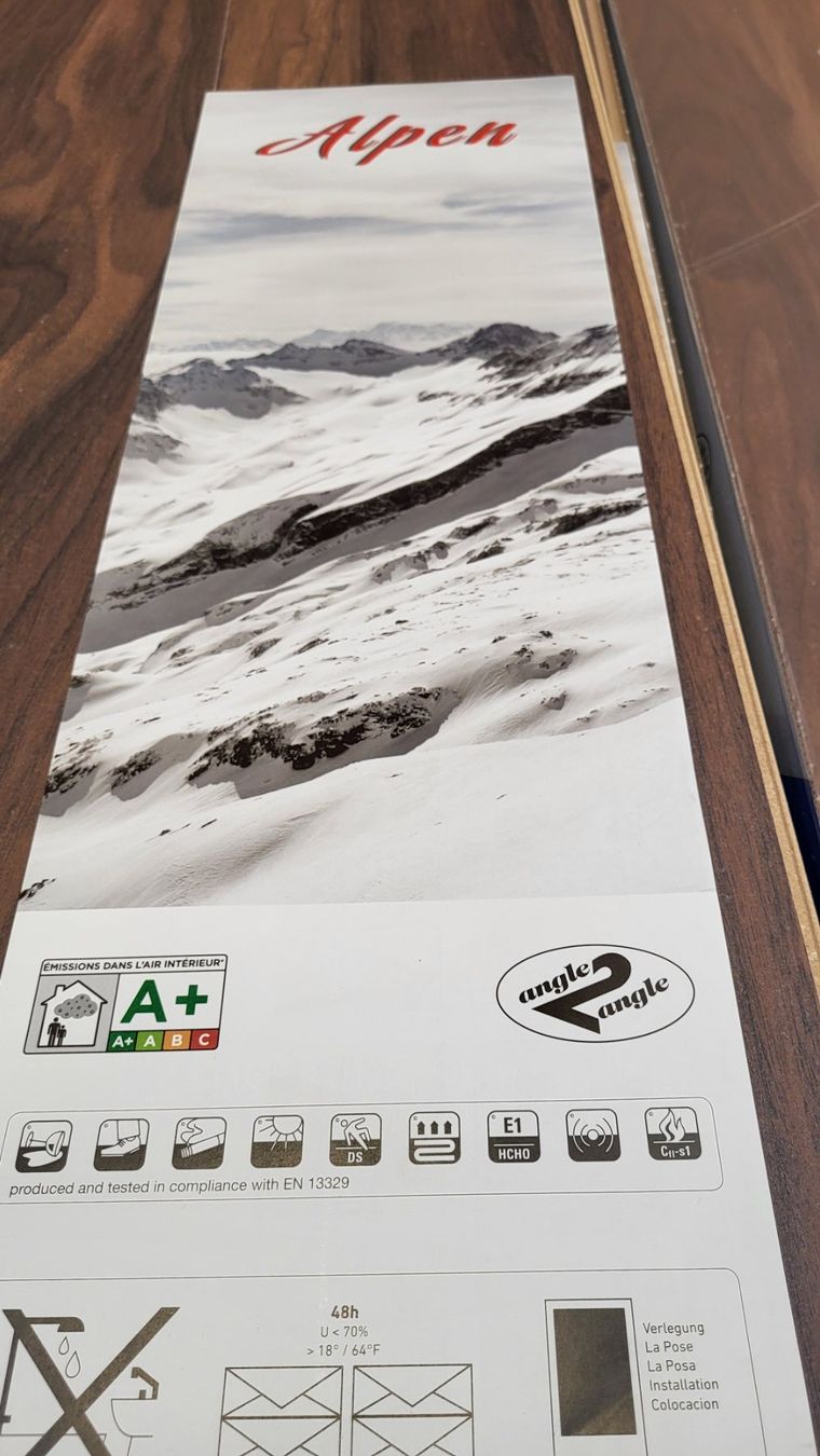 Articoli in legno: Swiss Solid Dekor Nussbaum 12 mm, Abverkauspreis Fr.12.90 m2 – Nuovo e nell'imballaggio originale da Rothrist venduto da swiss-laminat 3