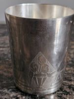Französische versilberte Vintage‑Tasse – Graviertes Design