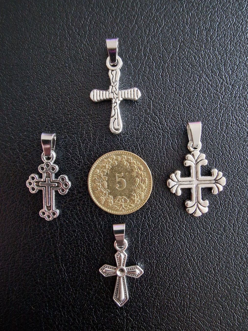 Ciondoli: 4 croix argentées, + trèfle à 4 feuilles – Nuovo e nell'imballaggio originale da Puidoux venduto da mic_c2fh