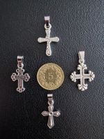 4 croix argentées, + trèfle à 4 feuilles
