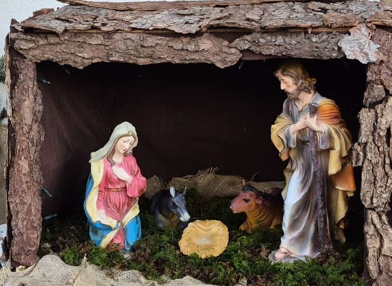 Crèche de Noël traditionnelle 9 santons porcelaine - Maison