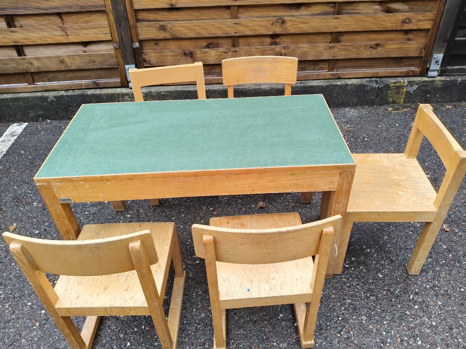 Casette per bambini:  Tisch mit6 Stühlen  – Usato da Zwingen venduto da inf_2blh 4