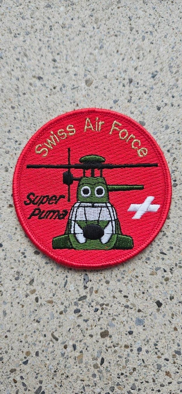 Schweizer Armee Placchette & Badge: *** Badge Superpuma Schweizer Luftwaffe  *** – Nuovo e nell'imballaggio originale da Riedholz venduto da fr_sIruP