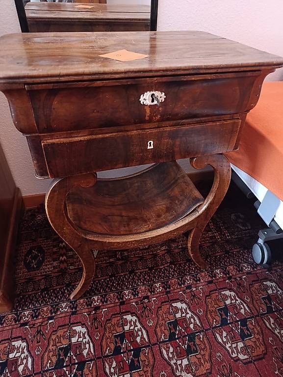 Comodini: Table de couture ancienne en noyer  Avec compartiments – Usato da Bulle venduto da oga_r8mh 4