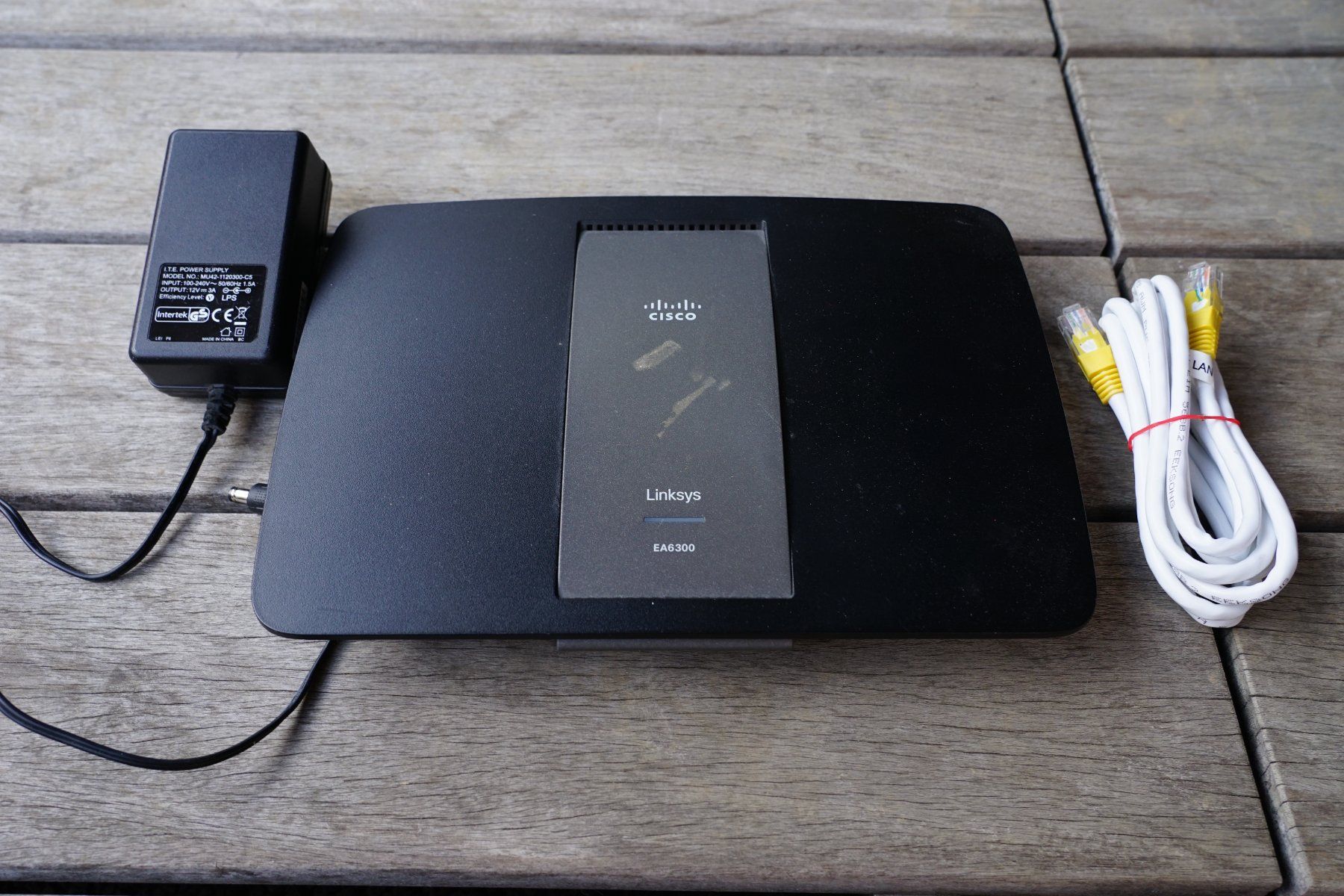 Linksys Modem & Router: Linksys E4200 Router, inkl. ethernet Kabel, Schwarz – Usato da Baar venduto da snollub 1