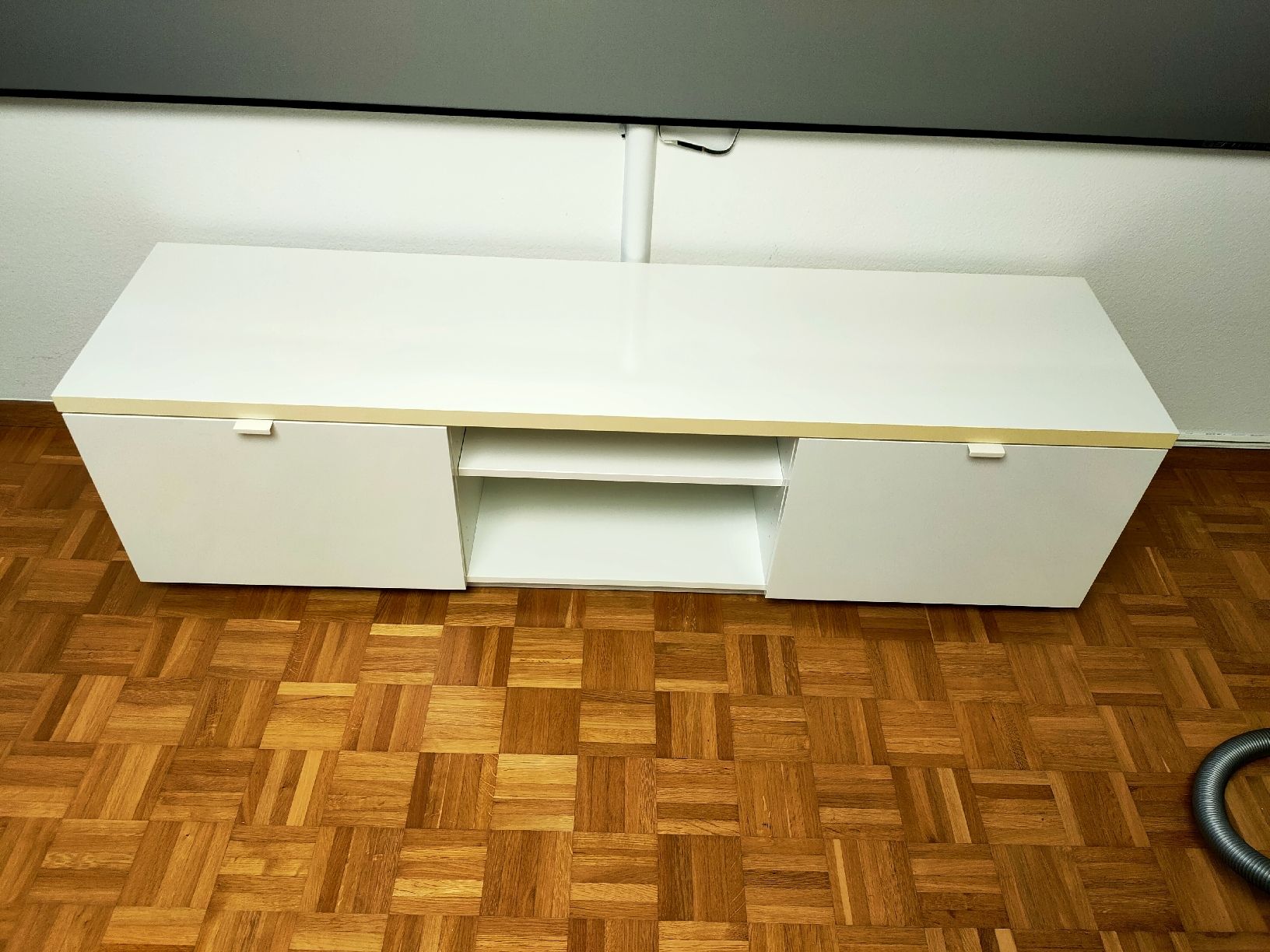 Ikea Mobili TV: TV Möbel IKEA Byas – Usato da Zug venduto da schnepps