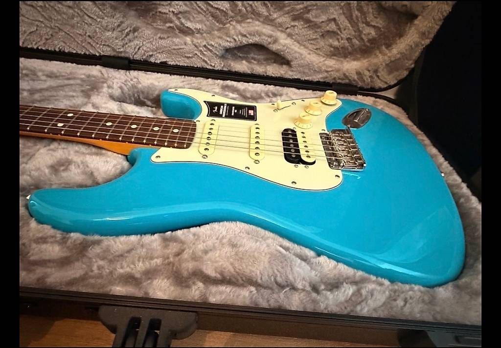 Fender Musikinstrumente: Fender AM Pro II Miami Blue HSS – Neu (gemäss Beschreibung) aus Isone von 24l_s627 1
