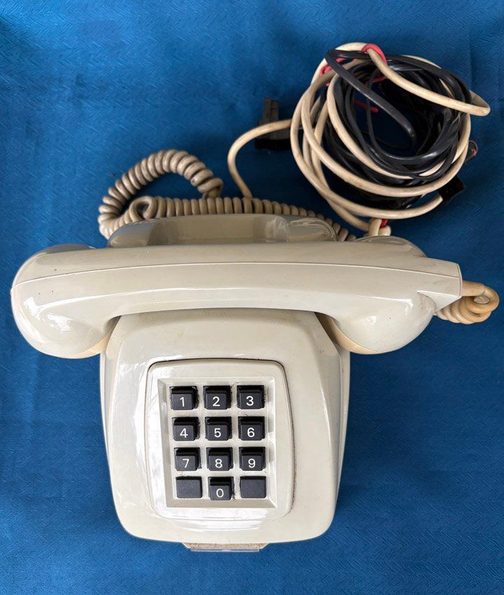Telefone: Altes Tischtelefon mit allerlei Kabel – Gebraucht aus Bülach von Zauber_Kiste