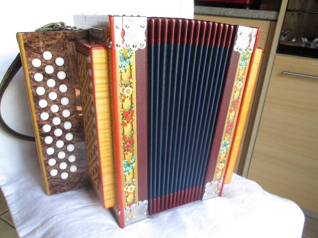 Musikinstrumente: Schwyzerörgeli – Gebraucht aus Rothenbrunnen von baikon123