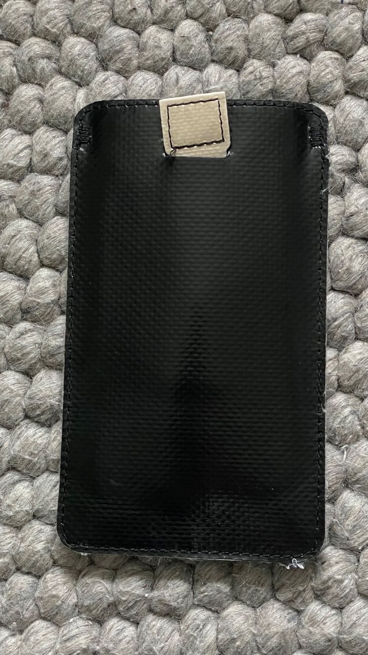 Freitag Cover & Protezioni schermo: FREITAG Handyhülle 9,5x16,5cm – Usato da Adlikon b.Regensdf venduto da claureen 1