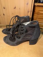 Schwarze Schnür Heels mit Mesh & Blockabsatz