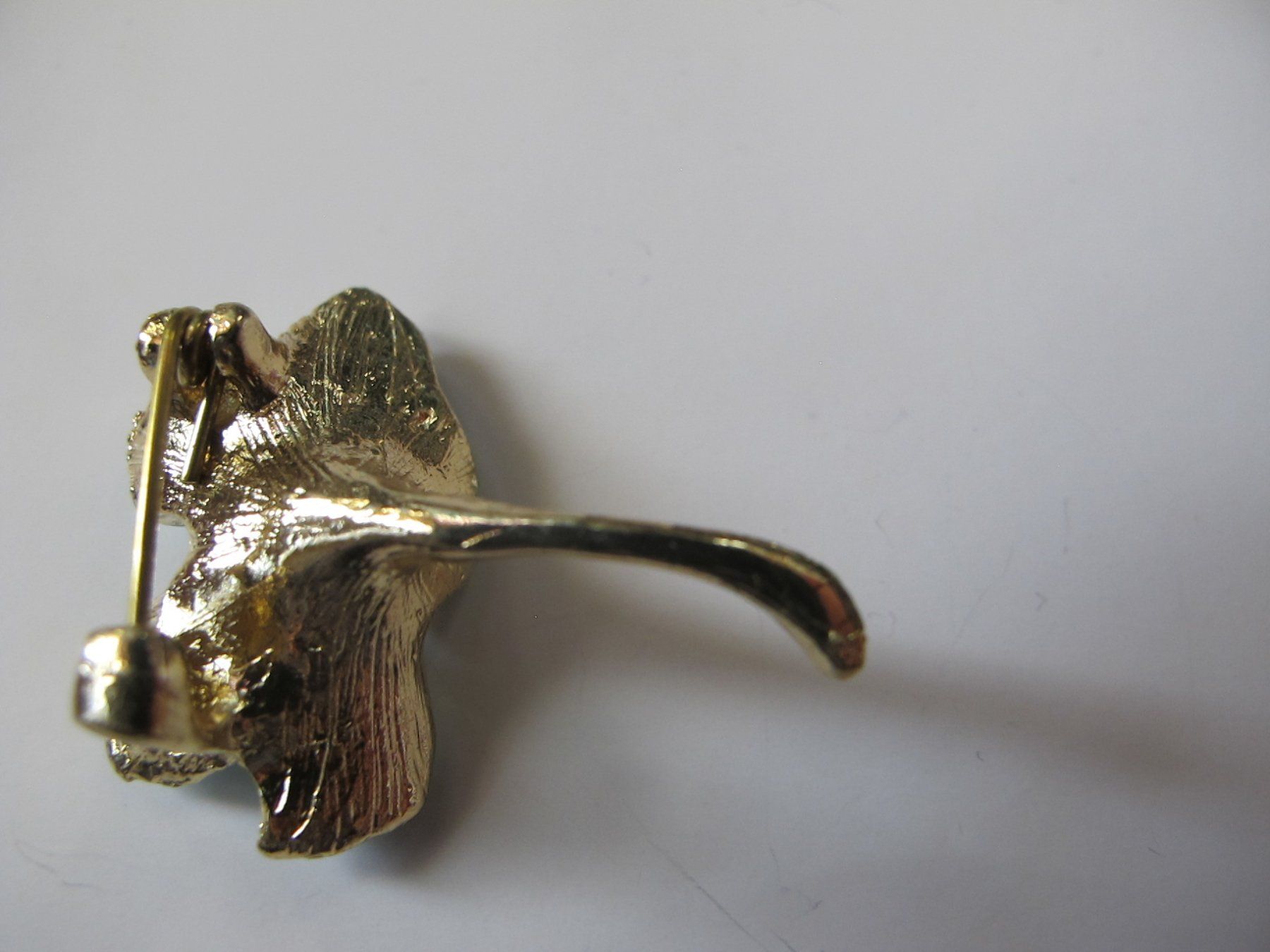 Broches & Aiguilles: Hübsche Brosche Blume türkis goldfarben – Neuf (Voir description) à Löhningen par Chimae67 3