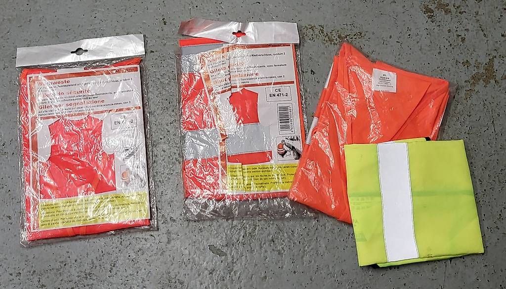 Gilets: Warnwesten  – D'occasion à Biberist par BosshardtG 1