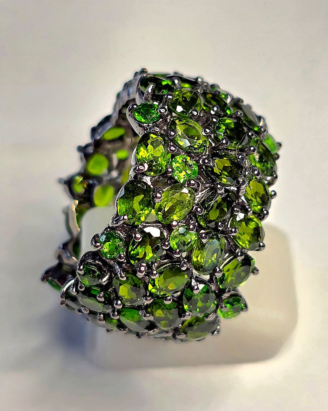 Bagues: Eternity Ring mit sattgrünen Edelsteinen – Neuf (Voir description) à Zürich par adriben 9