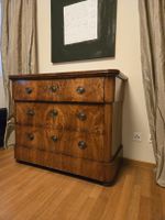 Cassettiera in legno noce  a tre cassetti