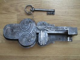 Antikes Schloss mit Schlüssel geschmiedet