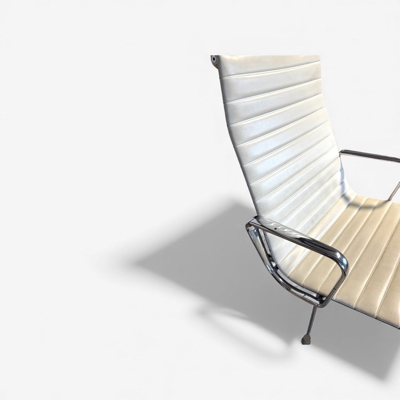 Vitra Poltrone: Vitra Eames Aluminum High Back Chair - Leder – Usato da Tägerwilen venduto da jwolfstudio 3