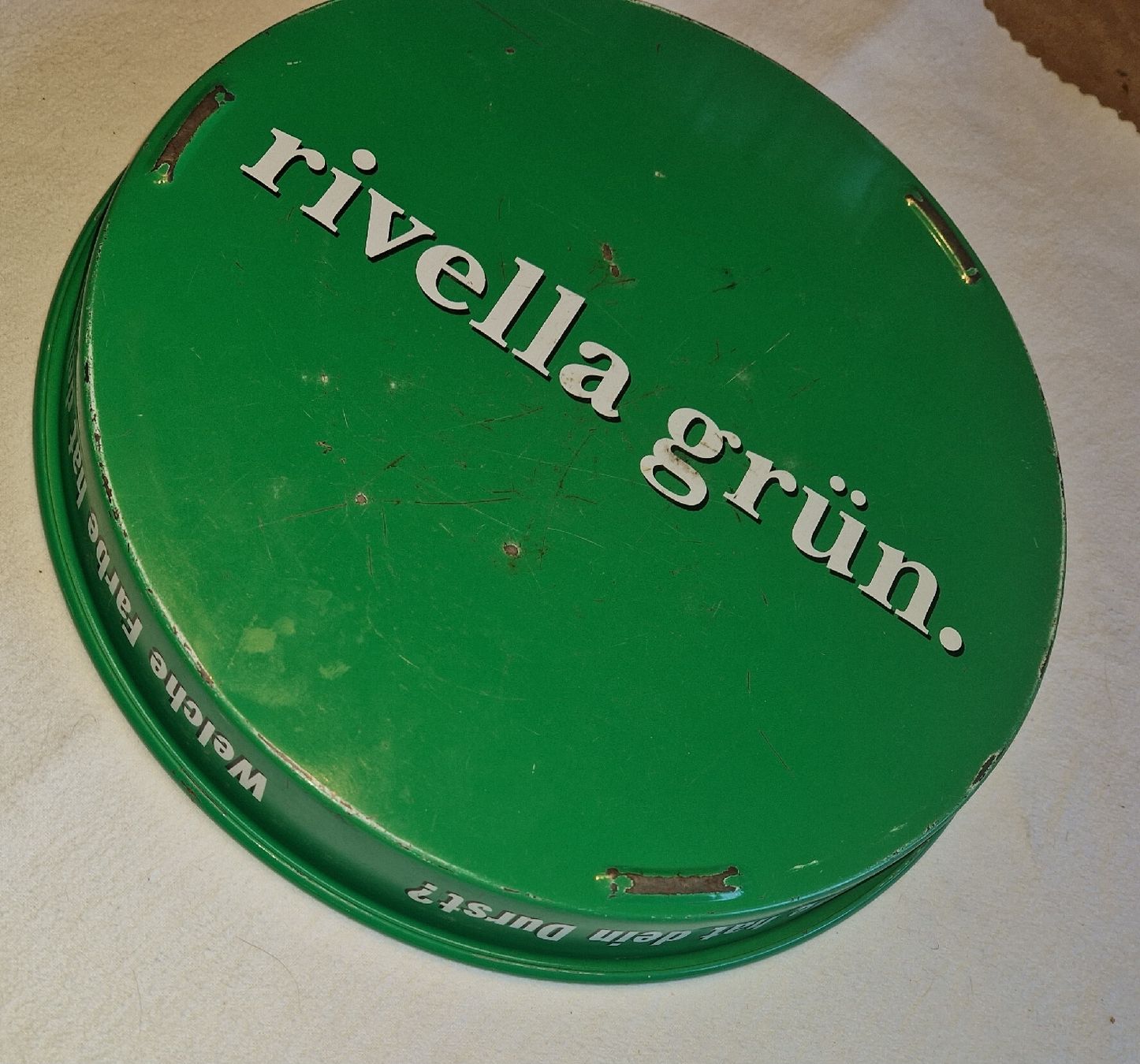 Piatti di portata: Rond Rivella grün Trageblech mit Spruch, Serviertablett. – Usato da Willisau venduto da mar_j55v 1