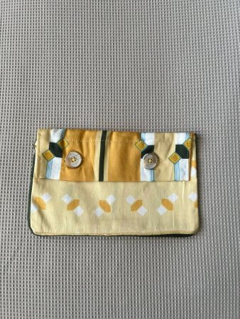 Pochette gialla con bottoni fatta a mano