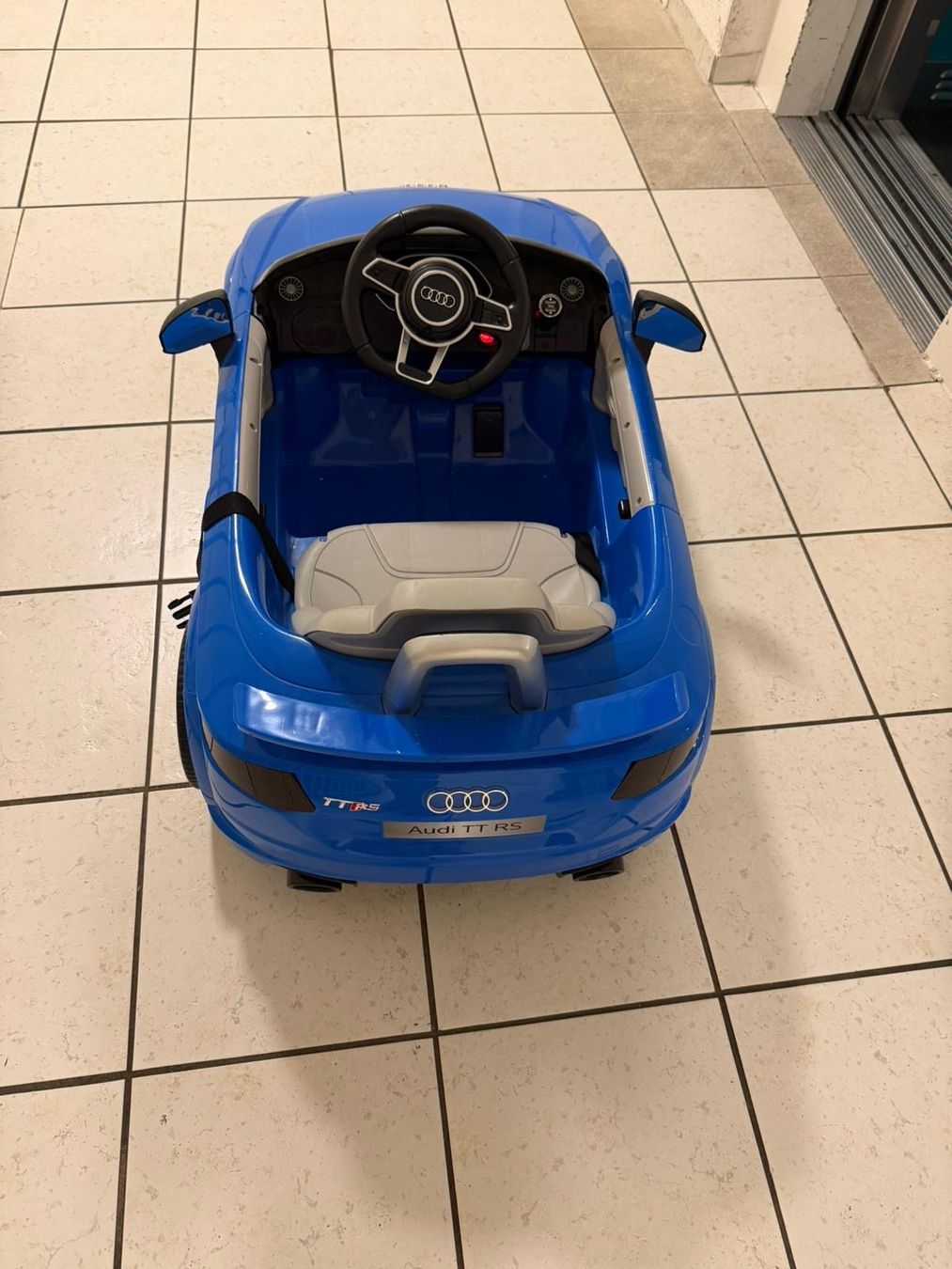 Veicoli per bambini: Audi TT RS Kinder Elektroauto blau – Usato da Kloten venduto da Armada-Rijeka 1