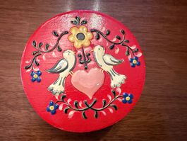 Holzschatulle bemalt rot Vögel Motiv gebraucht 10 cm