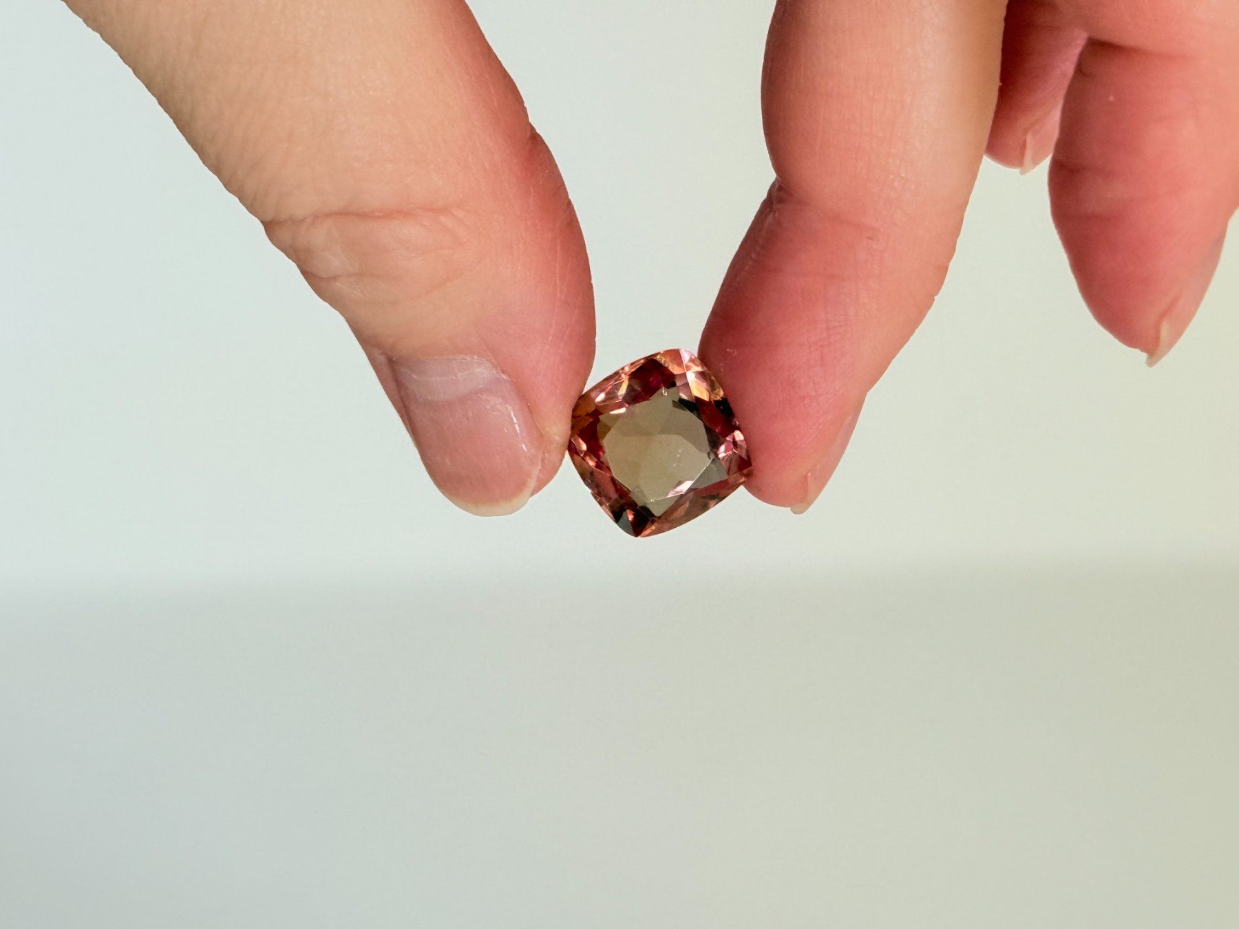 Minerali & Pietre curative: Cushion Cut Multi Color Changing 9.45 Ct – Nuovo e nell'imballaggio originale da Genève venduto da AWWA 7