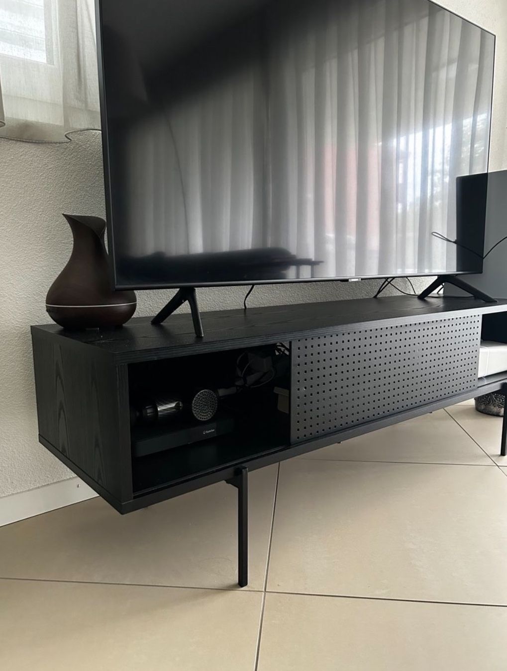 Mobili TV: Schwarzes TV-Möbel, schwarz – Nuovo (secondo la descrizione) da Adliswil venduto da mar_rhy7