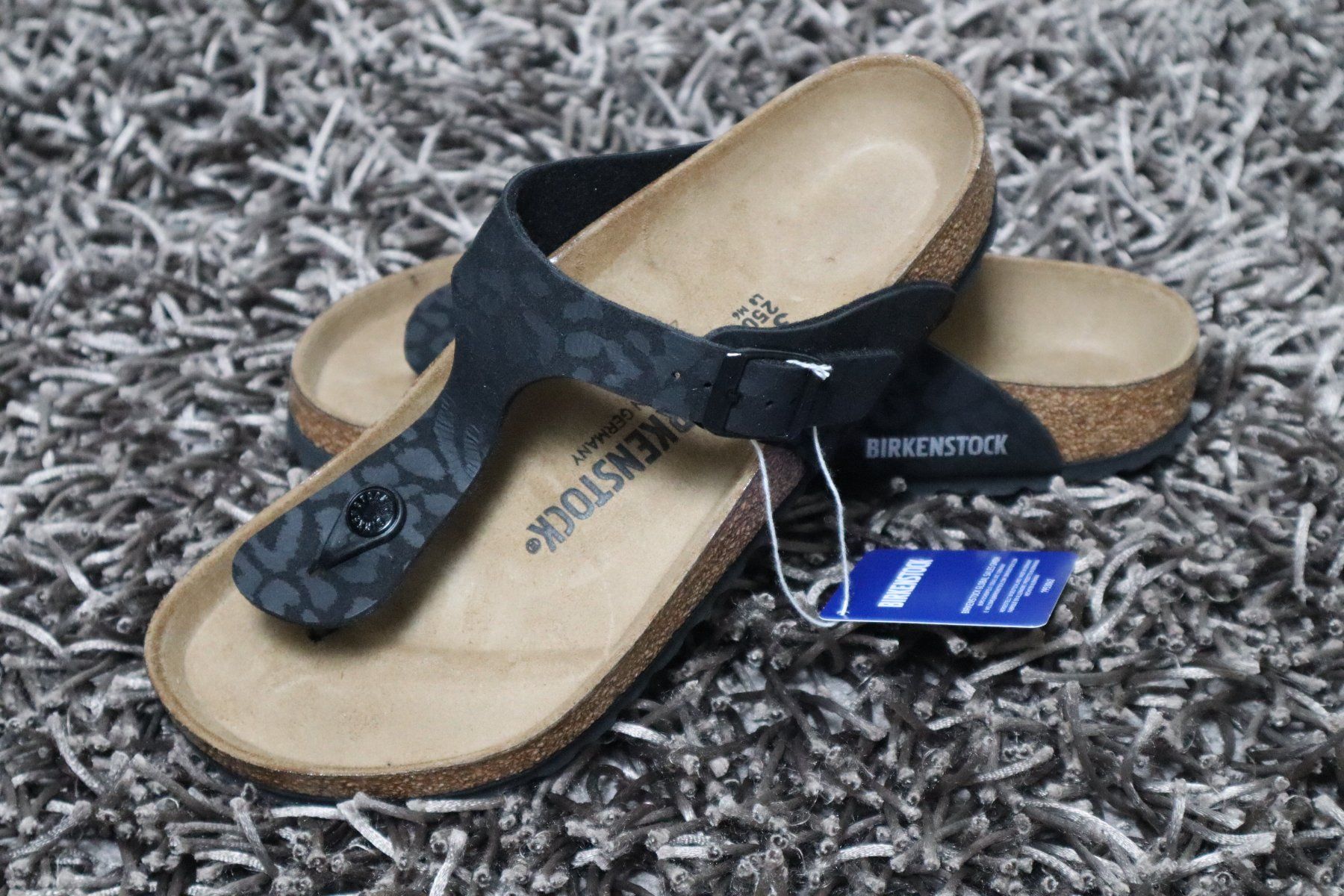 Birkenstock Damenschuhe: Birkenstock, Gizeh, Gr. 39, Leo black, NEU – Neu und originalverpackt aus Wattwil von glueck 1