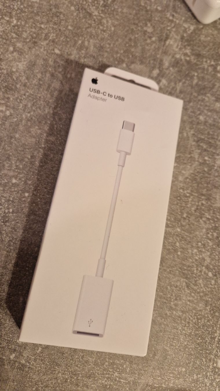 Apple Cavi: various original Apple cables, USB-C to USB adapter, Apple – Usato da Viganello venduto da valentina100