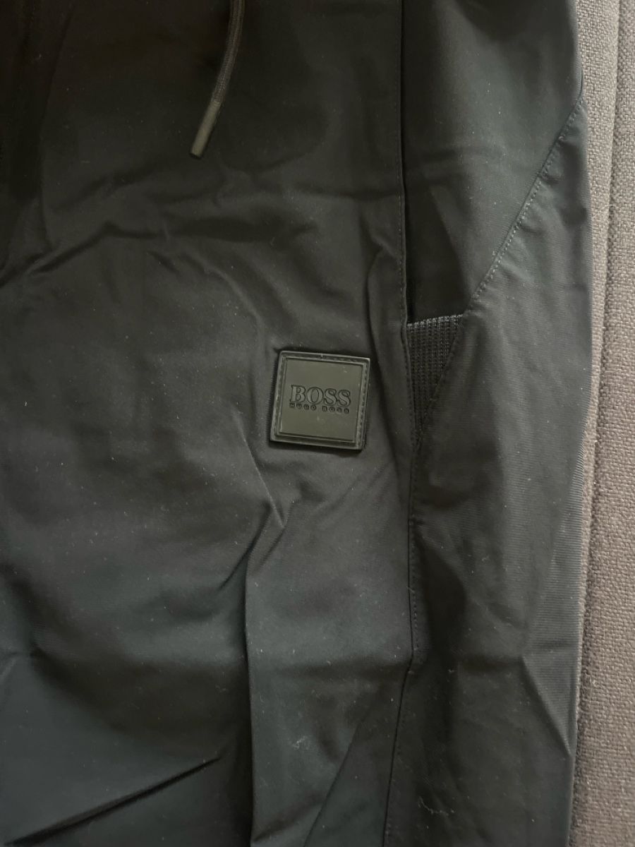 Hugo Boss Pantalons: Boss - Stylish Black Joggers, Size L - Perfect for Spring! – D'occasion à Oberägeri par rus_7vhx 1