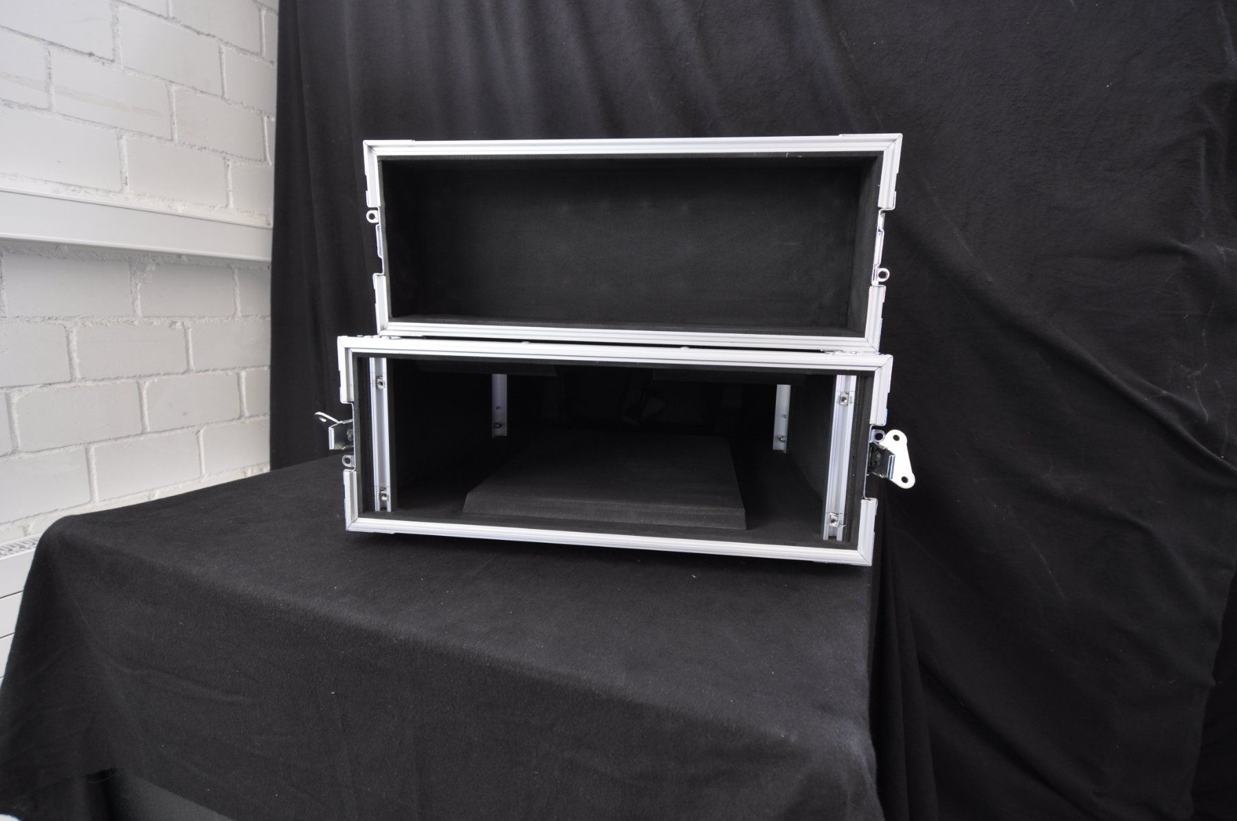 Valigie: Pixelhue Flightcase – Massgefertigt & Robust 4HE – Nuovo e nell'imballaggio originale da Burgdorf venduto da WHITELIGHT3400